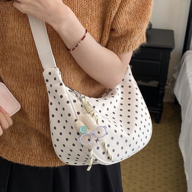 Interior Design Trends 2026 - Tas selempang wanita motif polkadot desain